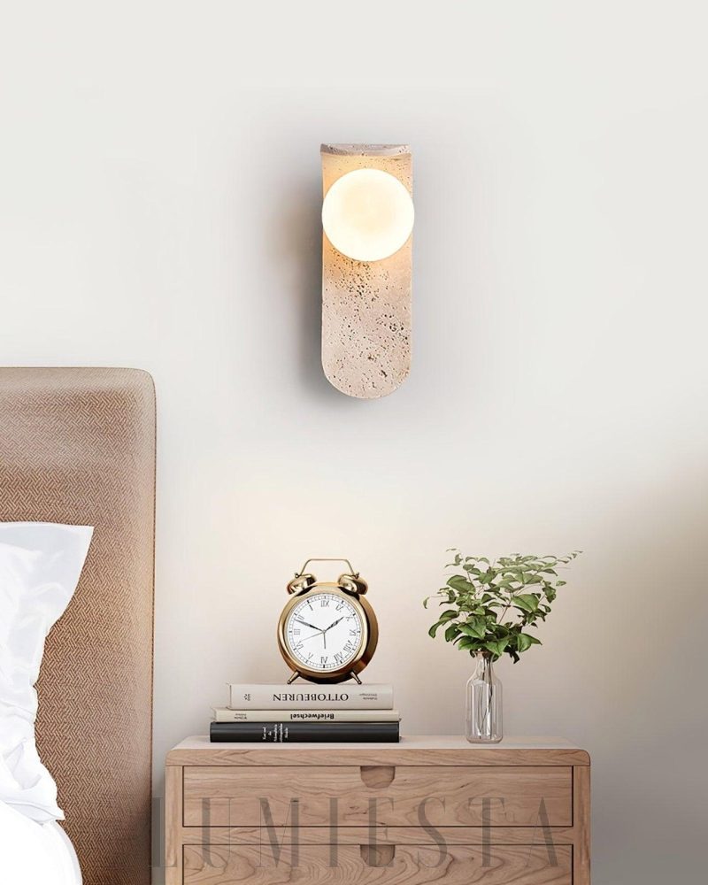 Lampa ścienna Curve Solis z travertynu minimalistyczna beżowa