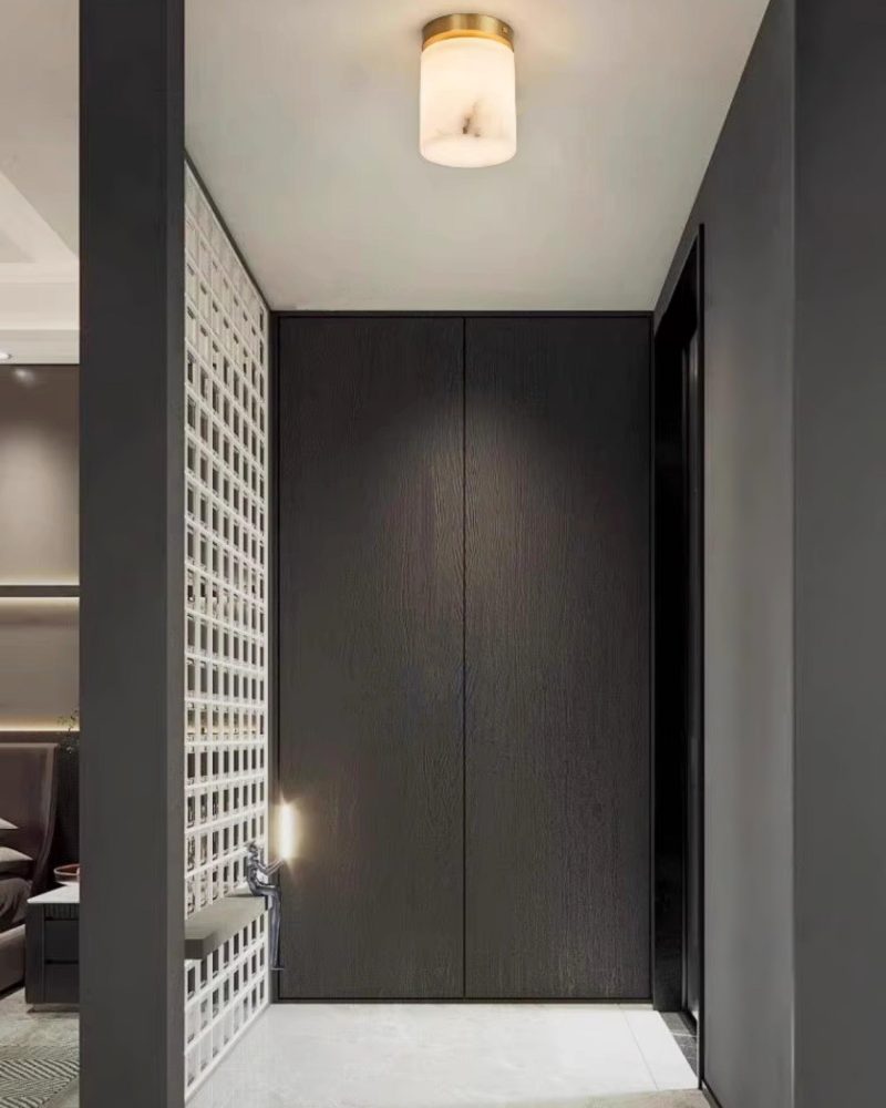 Lampa sufitowa Mosiądz z alabastrowym kloszem elegancki styl