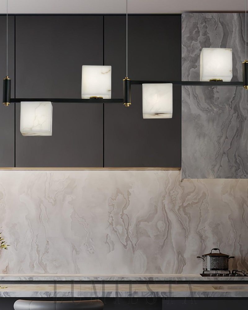 Lampa wisząca Alabaster kwadratowa z mosiężnymi detalami