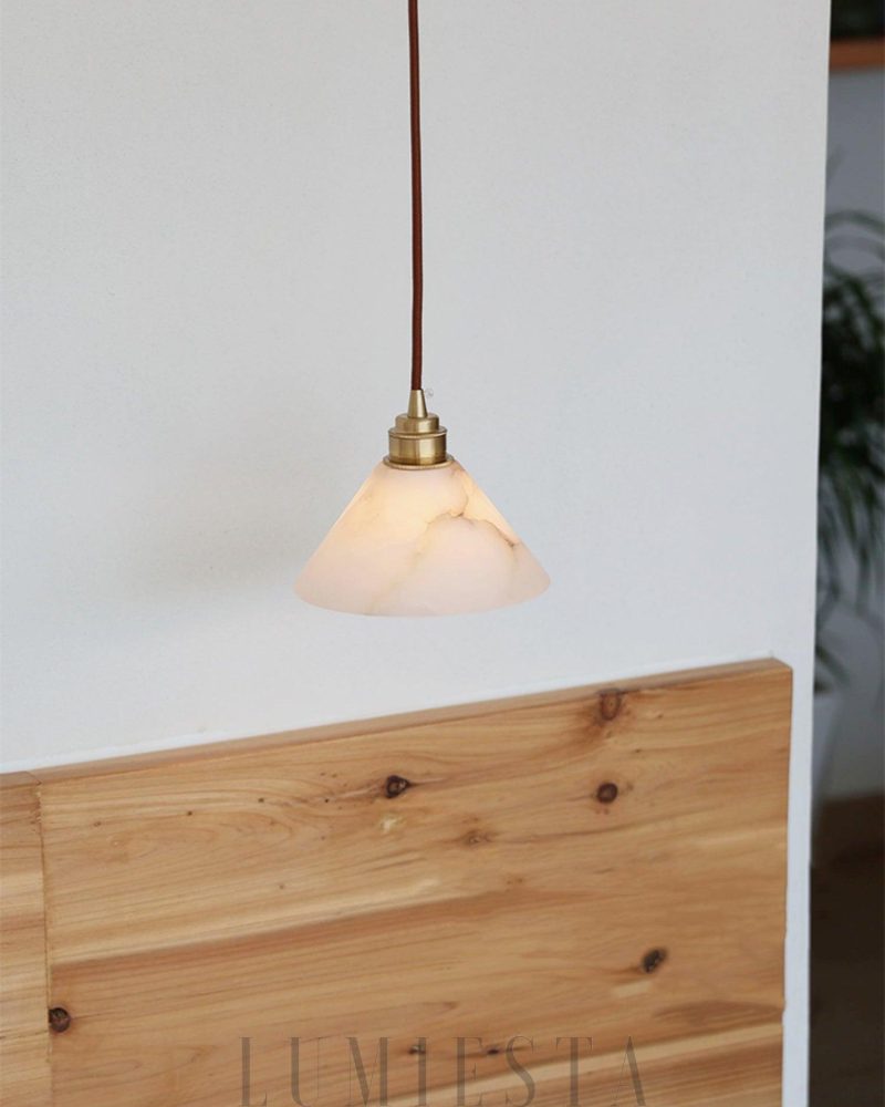 Lampa wisząca stożkowa z alabastru w kolorze mosiądzu 18cm