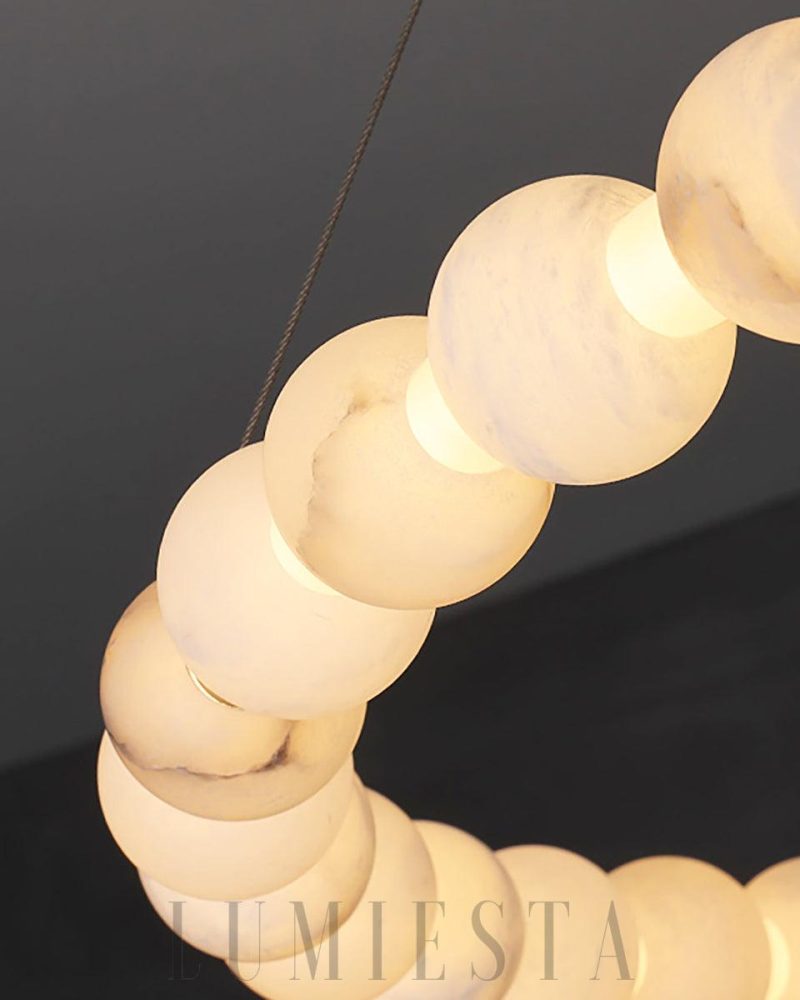 Peala - lampa wisząca okrągła z alabastrowymi perłami