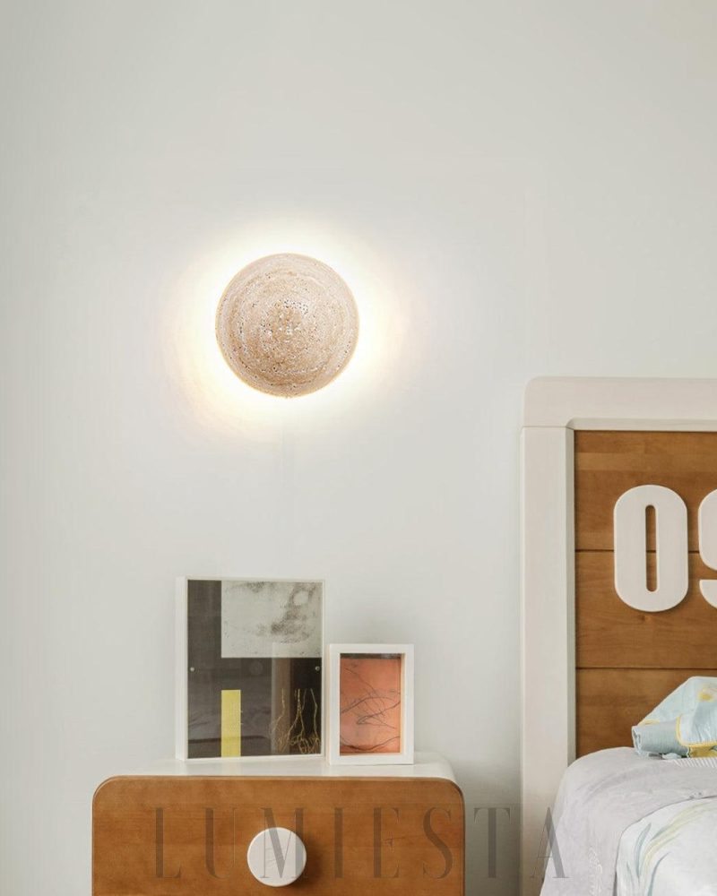Lampa ścienna Luna okrągła z travertynu w kolorze beżowym