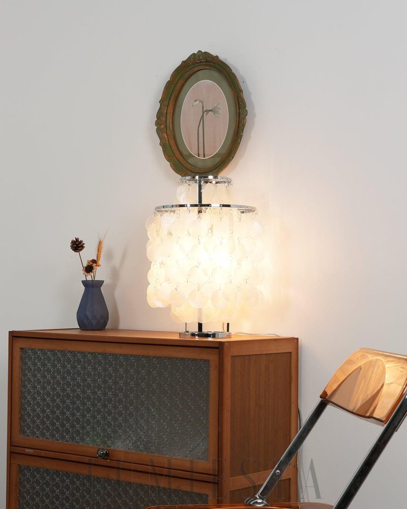 Lampa stołowa Shell w stylu nowoczesnym z metalowym wykończeniem