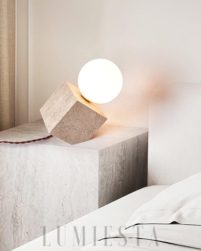 Lampa stołowa z kamienia trawertynowego w minimalistycznym stylu