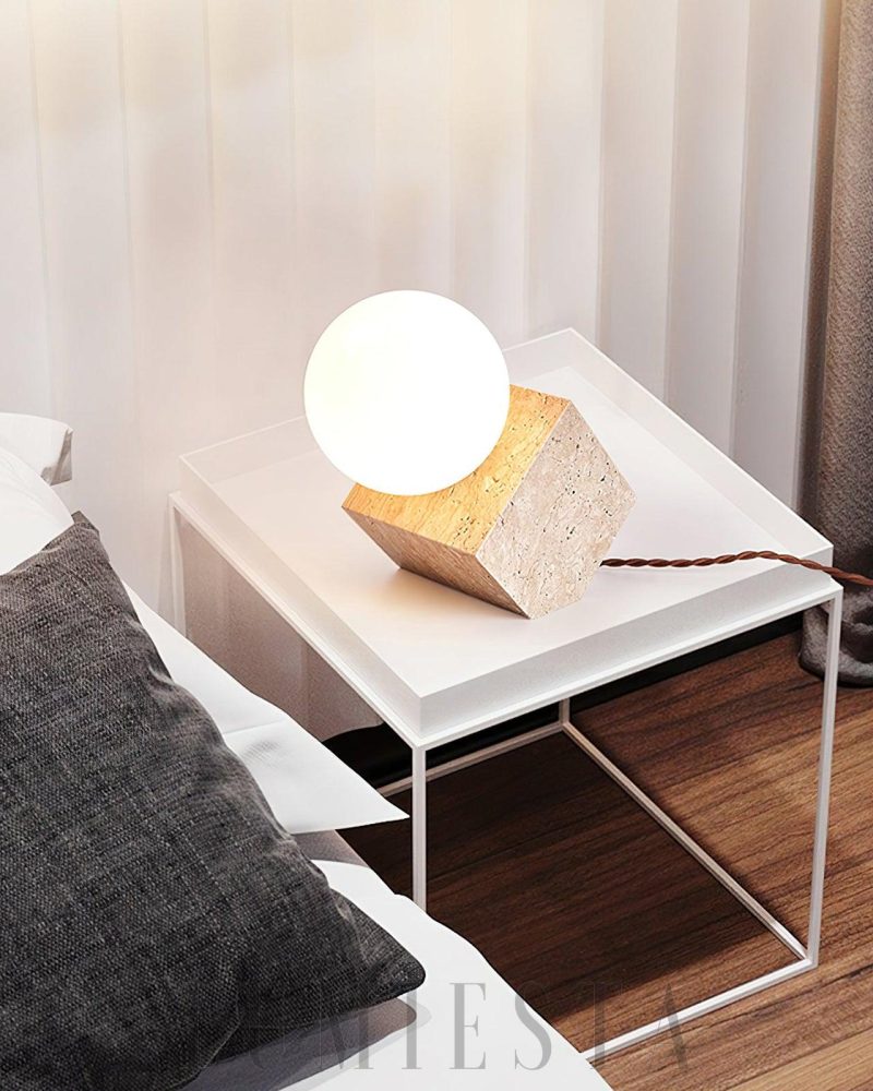 Lampa stołowa z kamienia trawertynowego w minimalistycznym stylu