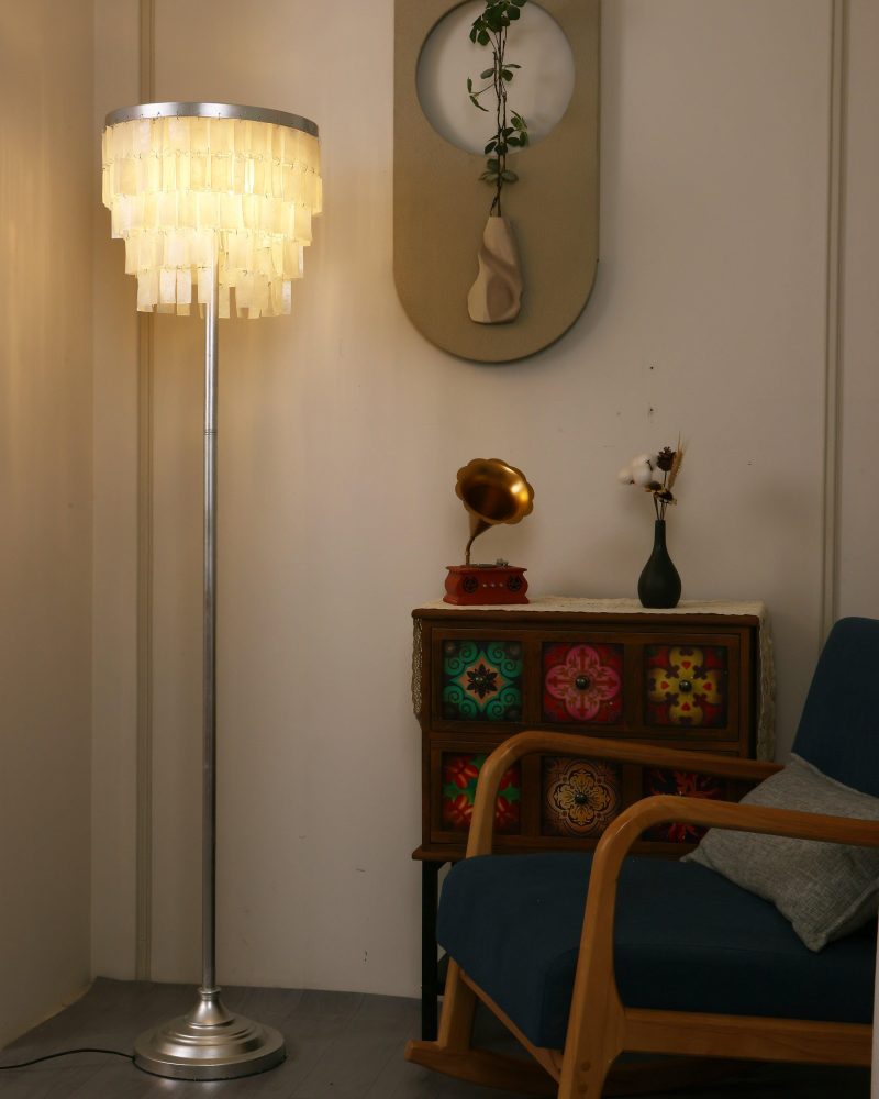 Lampa podłogowa Skye w stylu tiered srebrna i biała 155cm