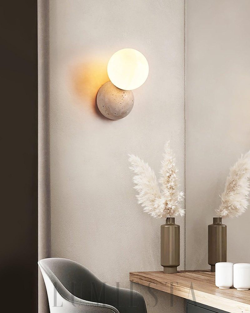 Lampa ścienna Tion w stylu nowoczesnym z beżowym travertynem