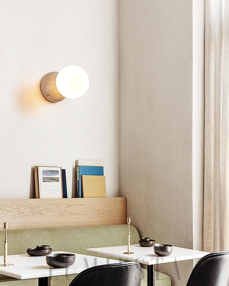 Lampa ścienna Tion w stylu nowoczesnym z beżowym travertynem