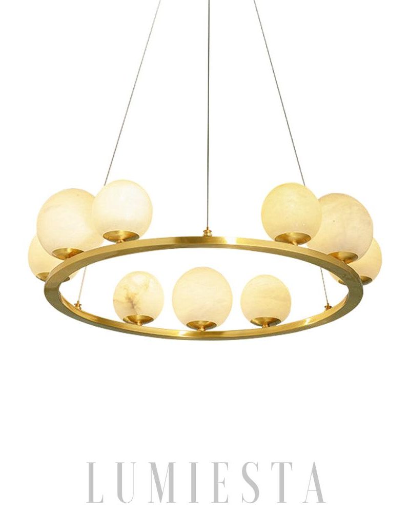 Lampa wisząca Tagliato Alabaster w kształcie kuli mosiężna