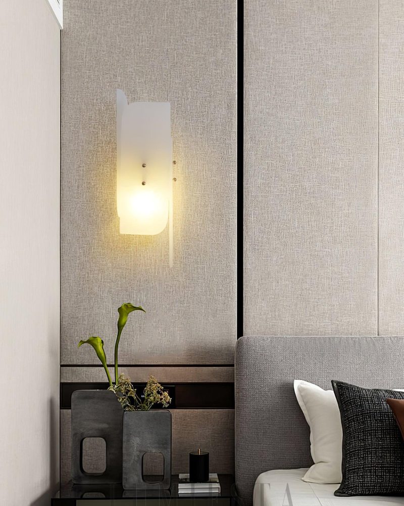 Mosiężna lampa ścienna Alabaster Megalith w eleganckim stylu