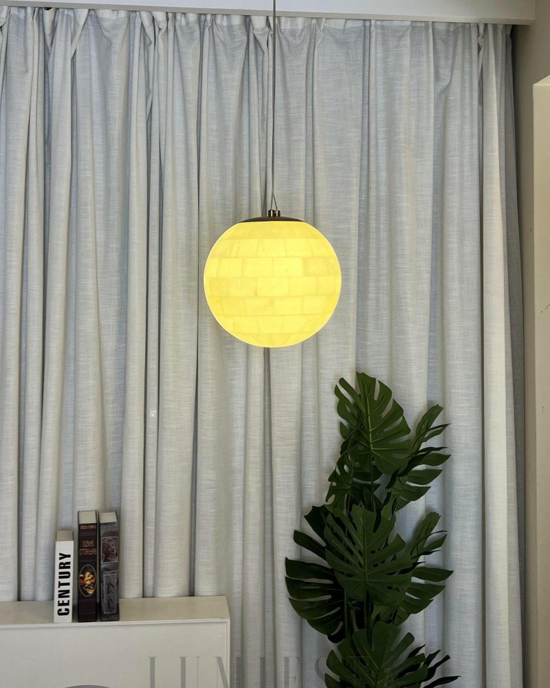 Lampa wisząca Alabaster w kształcie kuli złota i biała