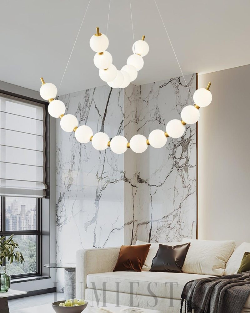 Lampa wisząca z akrylowymi perłami w kolorze mosiądzu