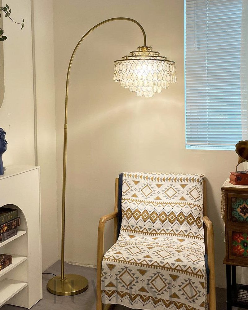 Lampa podłogowa Shell Teardrops w stylu złotym i białym