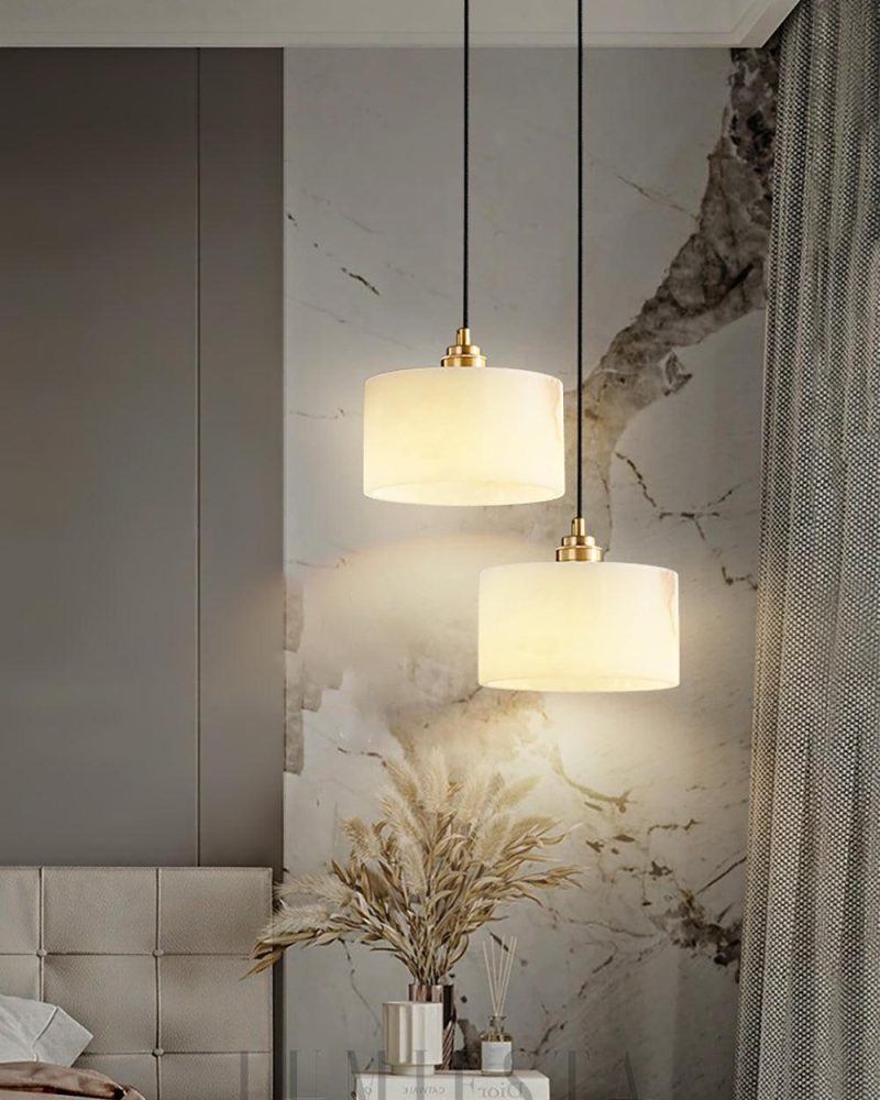 Cylindryczna lampa wisząca z alabastru w białym kolorze