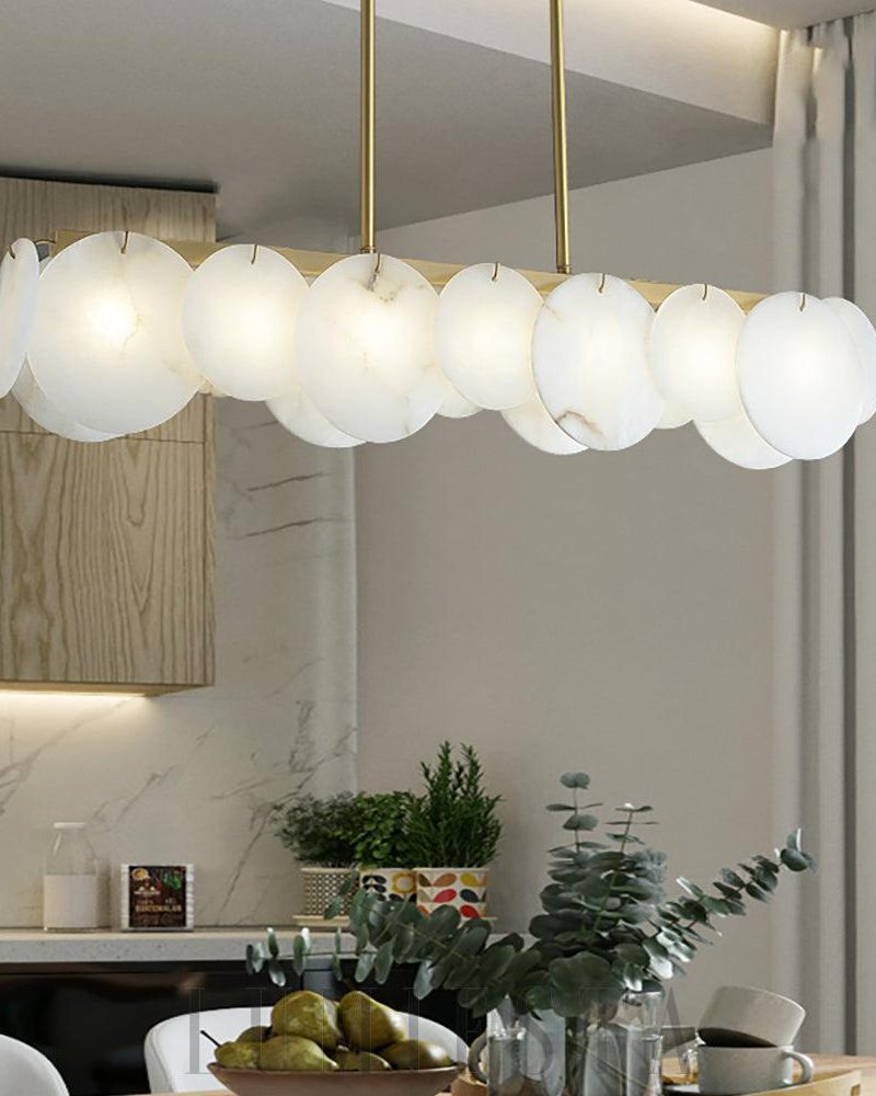 Nowoczesna lampa wisząca z alabastru w kolorze mosiądzu