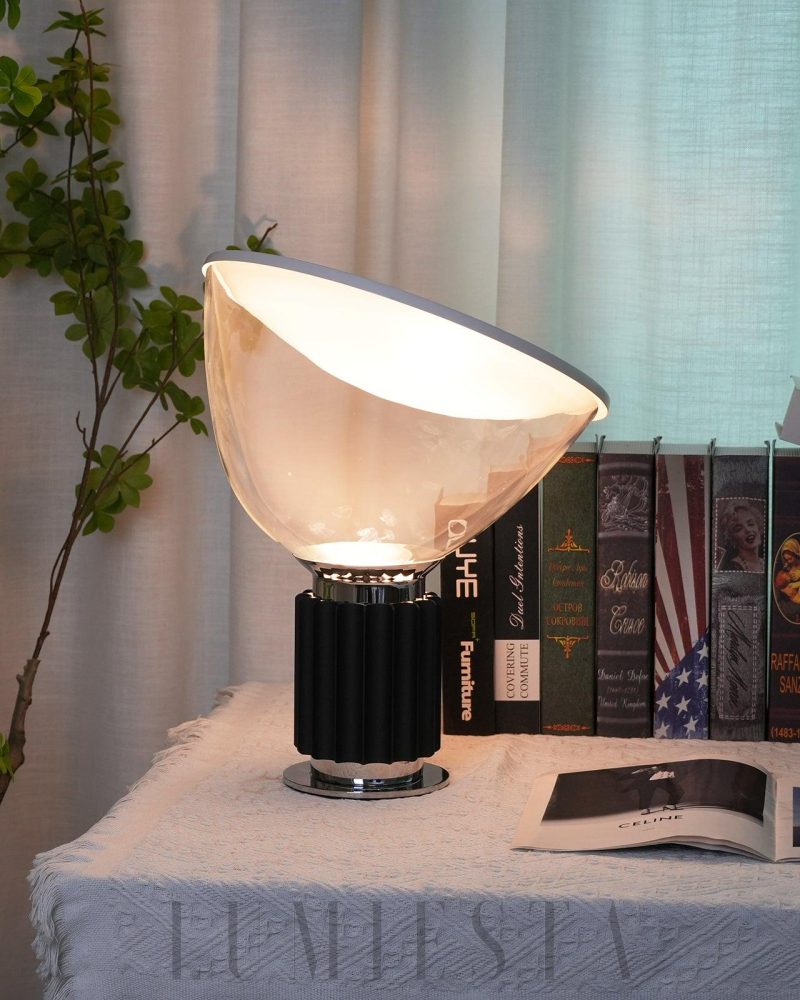 Lampa stołowa Taccia z przezroczystym kloszem i eleganckim designem