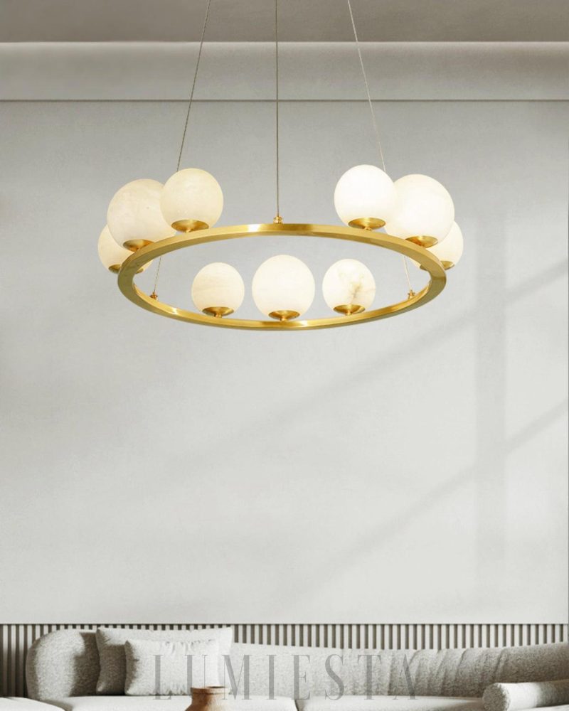 Lampa wisząca Tagliato Alabaster w kształcie kuli mosiężna