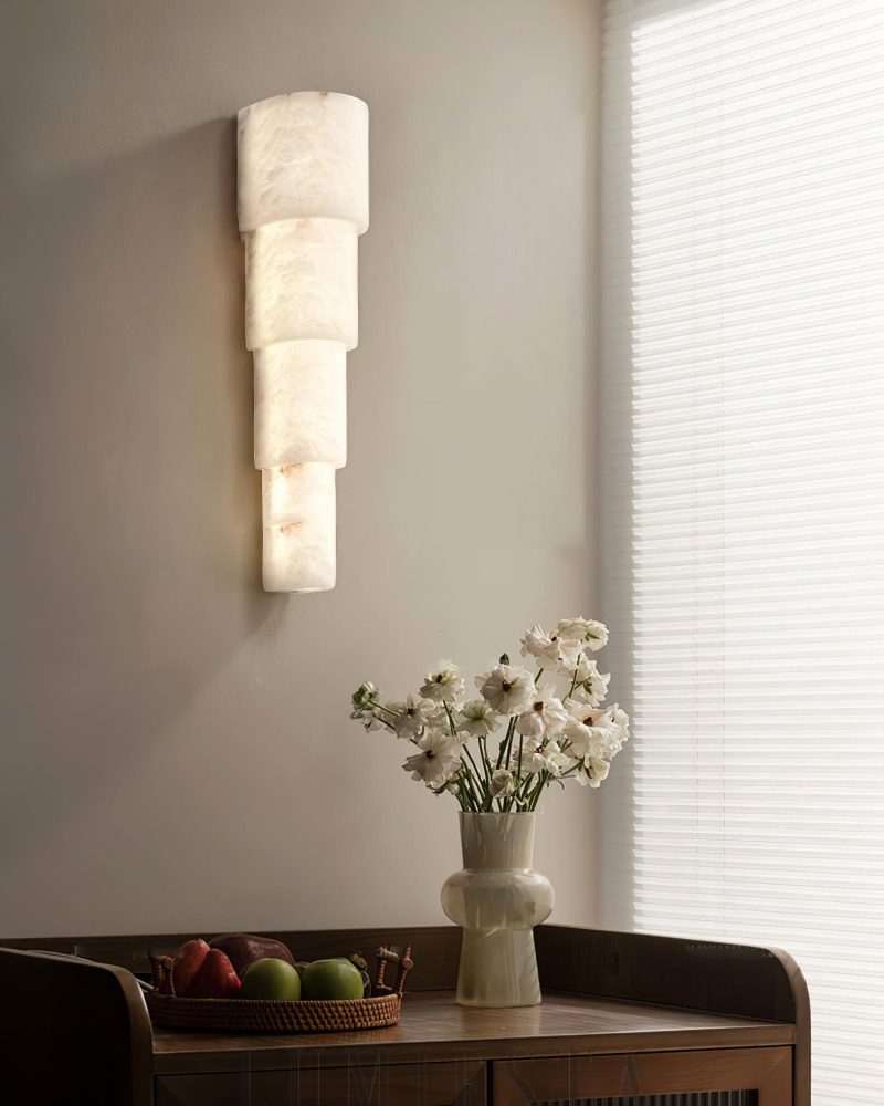 Lampa ścienna półcylindryczna Alba z alabastru w białym kolorze
