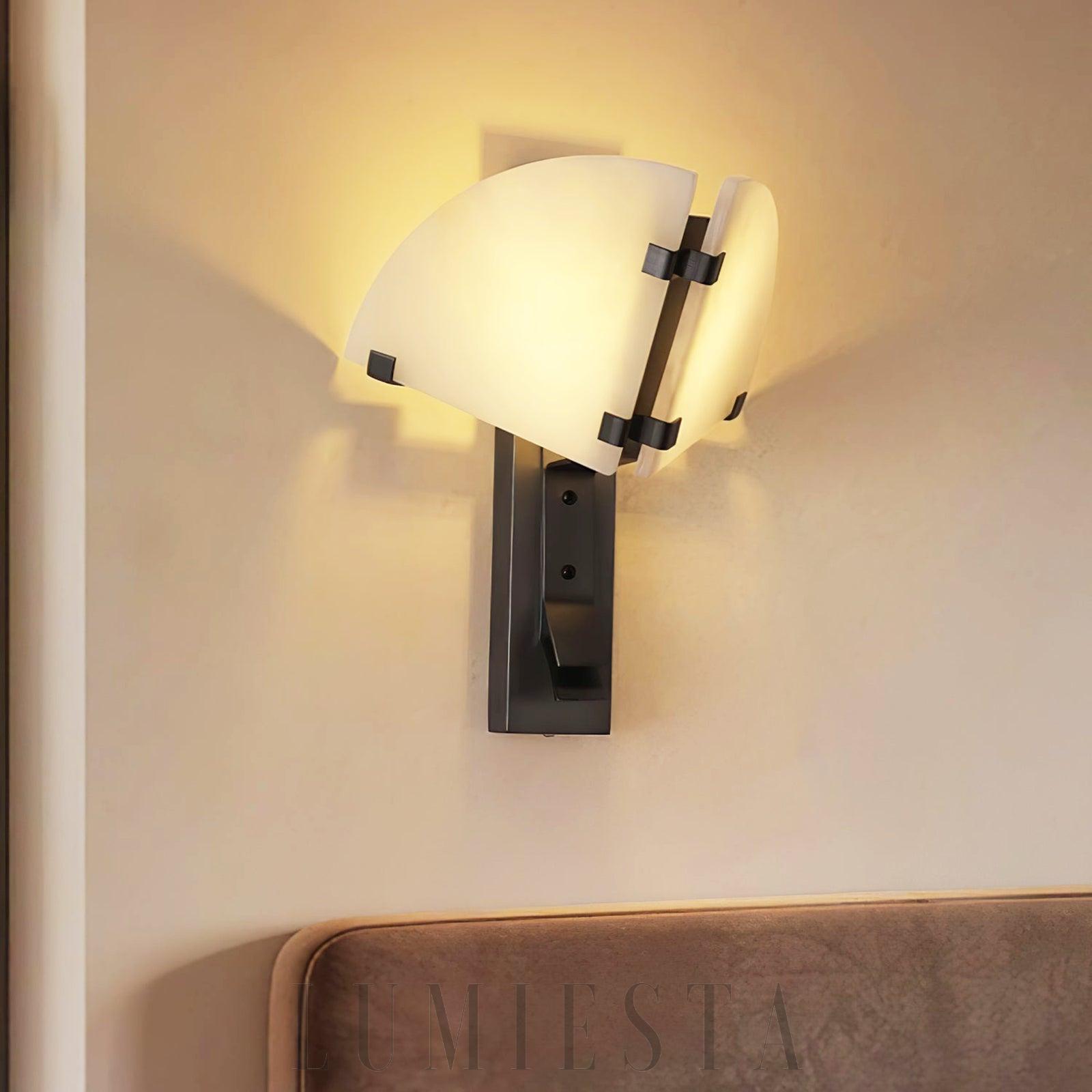 Lampa ścienna Dione z alabastru w kolorze czarnym i białym