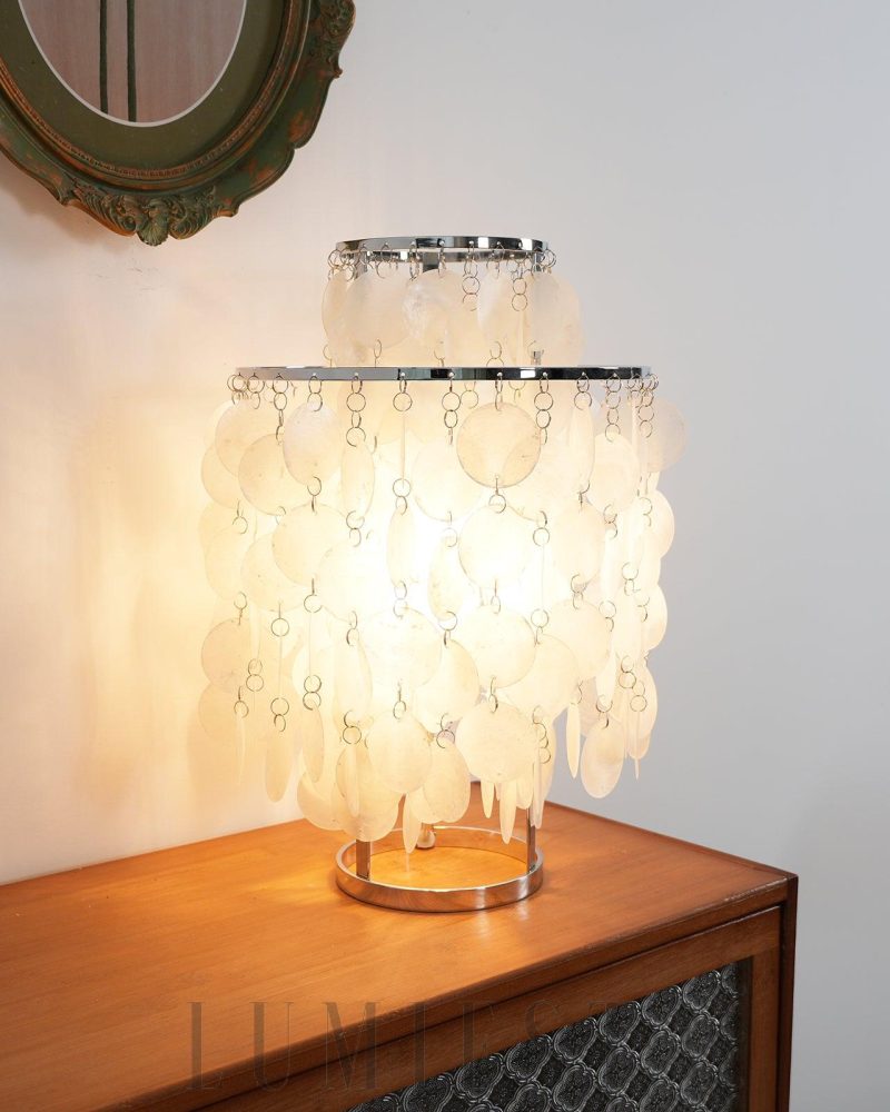 Lampa stołowa Shell w stylu nowoczesnym z metalowym wykończeniem