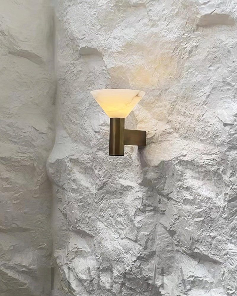 Lampa ścienna alabastrowa stożkowa w kolorze białym i złotym