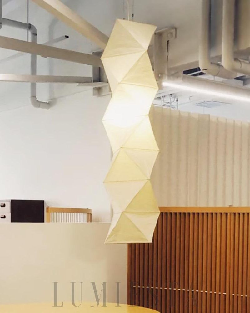 Lampa wisząca Akari L8 w białym kolorze o eleganckim kształcie