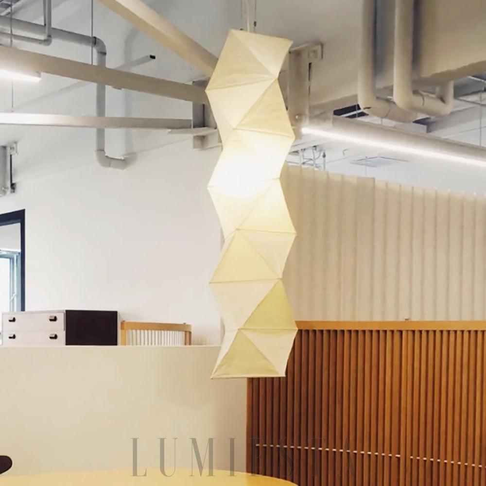 Lampa wisząca Akari L8 w białym kolorze o eleganckim kształcie