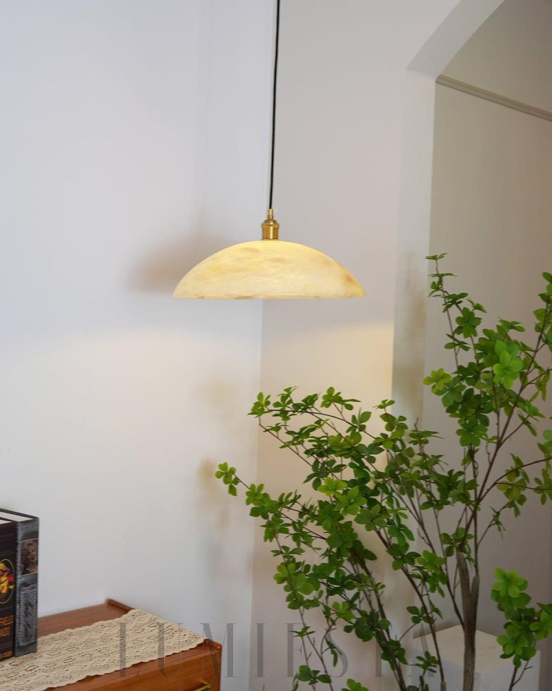 Lampa wisząca Alabastrowa kopuła stylowa mosiężna