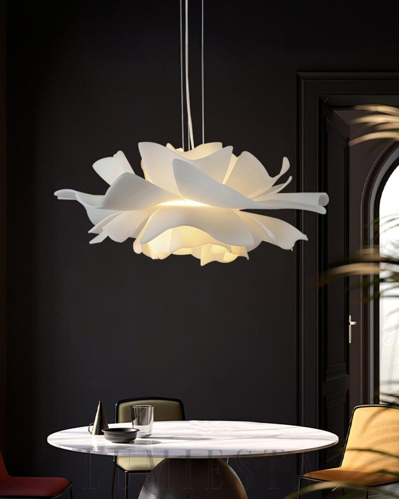 Lampa wisząca w kształcie kwiatu lotosu w kolorze białym