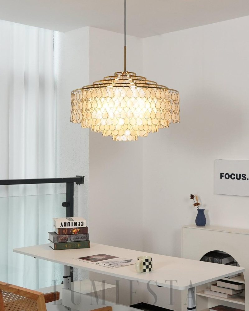 Lampa wisząca Teardrops z muszelkami w złotym kolorze