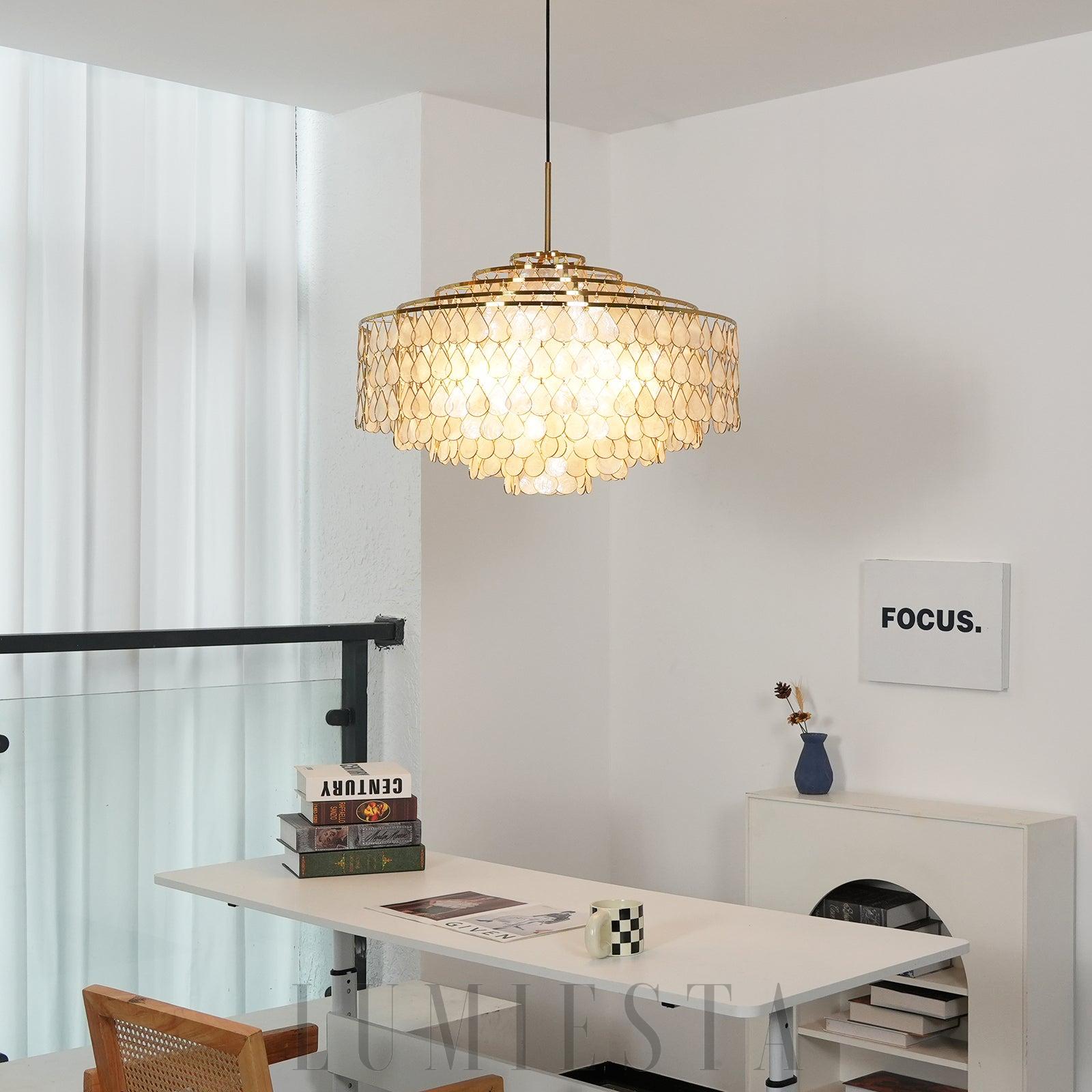 Lampa wisząca Teardrops z muszelkami w złotym kolorze