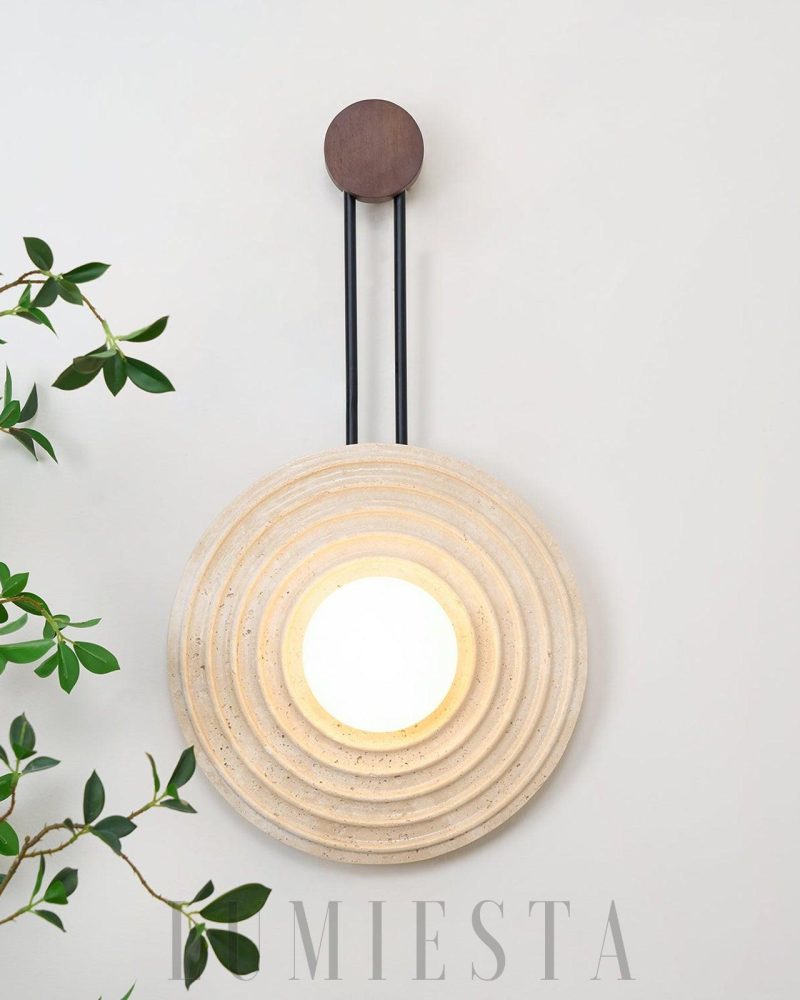 Lampa ścienna okrągła z trawertynu i drewnianymi akcentami