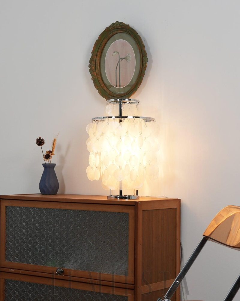 Lampa stołowa Shell w stylu nowoczesnym z metalowym wykończeniem
