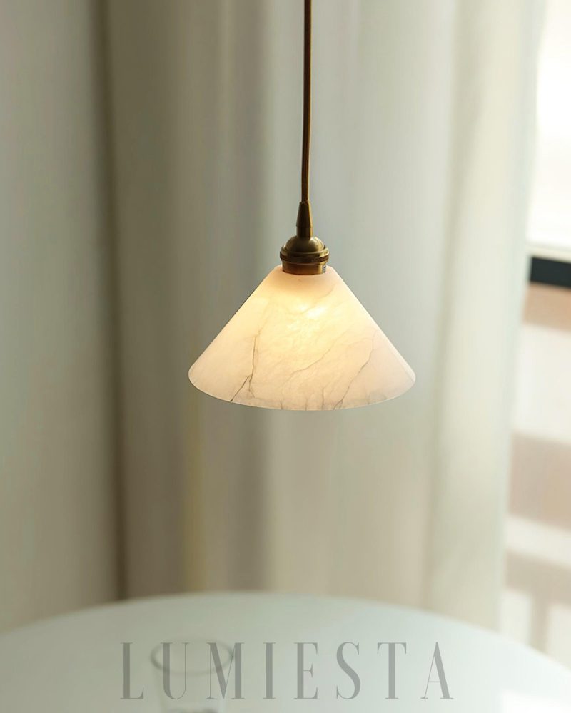 Lampa wisząca stożkowa z alabastru w kolorze mosiądzu 18cm