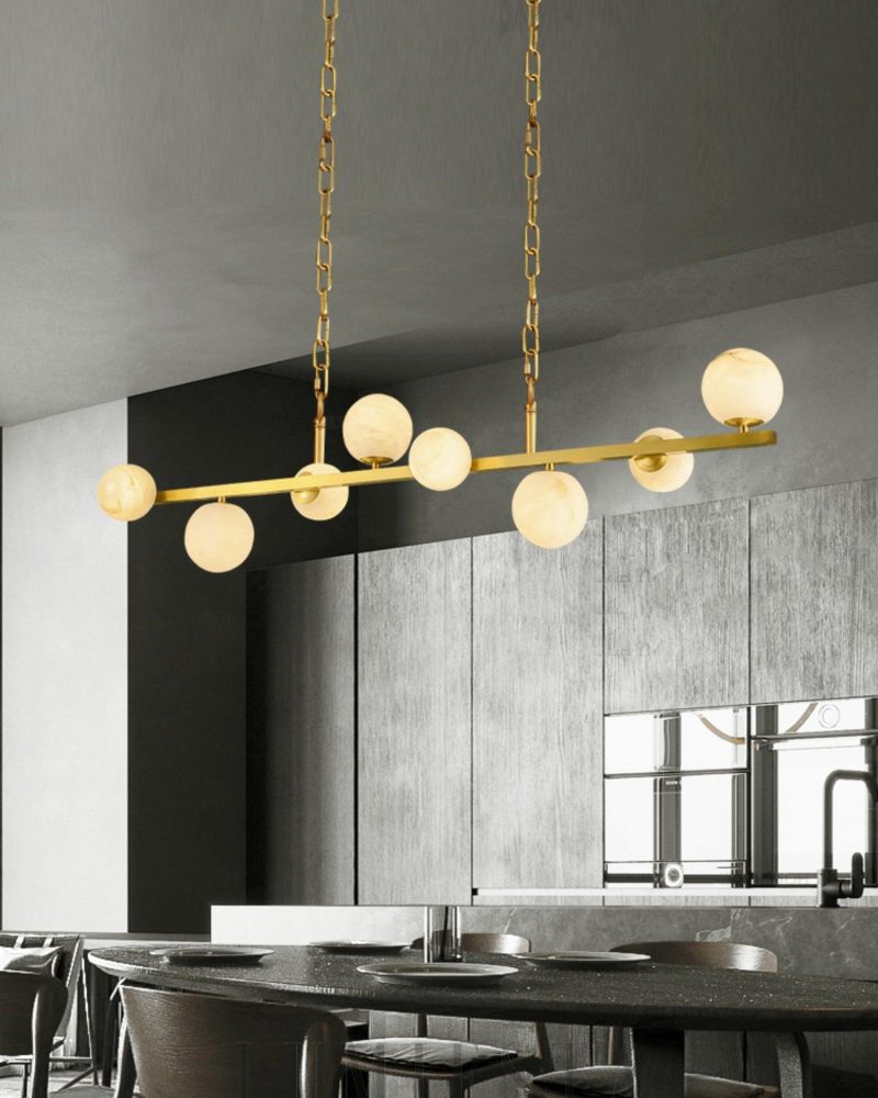 Lampa wisząca Tagliato Alabaster w kształcie kuli mosiężna