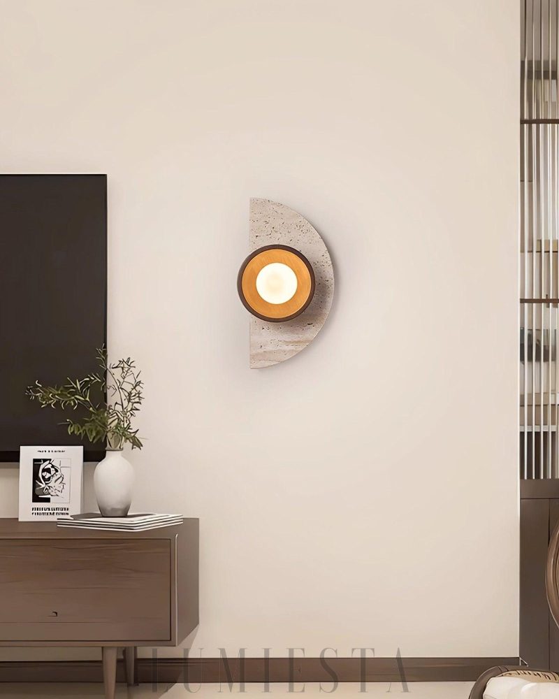 Lampa ścienna półokrągła Halvora z trawertynu i drewna