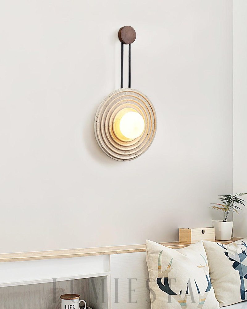 Lampa ścienna okrągła z trawertynu i drewnianymi akcentami