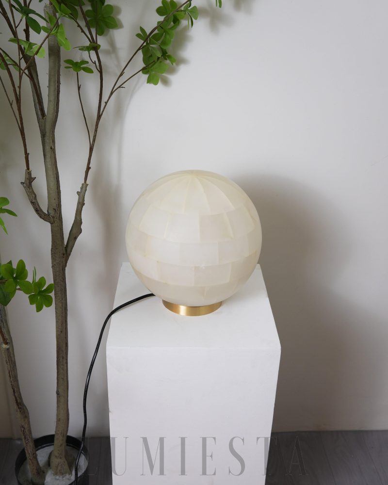 Lampa stołowa kula alabastrowa w mosiężnej podstawie 28cm