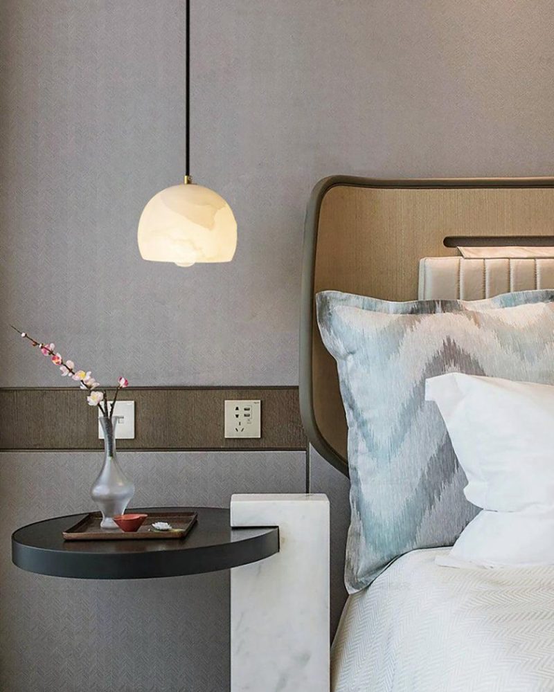 Lampa wisząca półokrągła z alabastru w białym i złotym kolorze