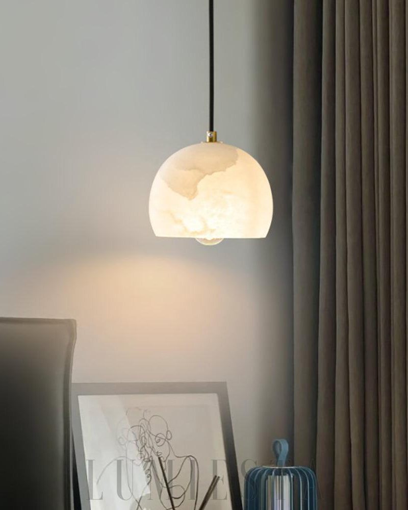 Lampa wisząca półokrągła z alabastru w białym i złotym kolorze
