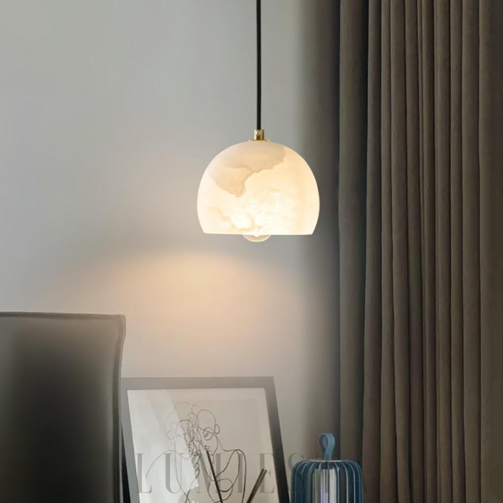 Lampa wisząca półokrągła z alabastru w białym i złotym kolorze