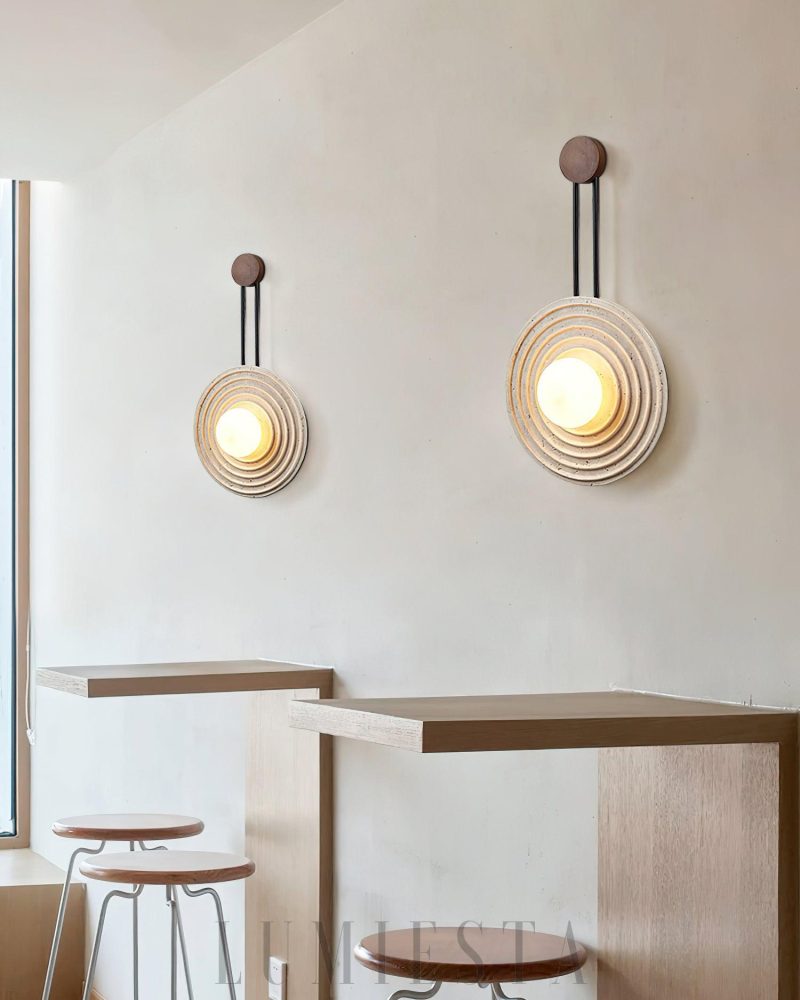 Lampa ścienna okrągła z trawertynu i drewnianymi akcentami