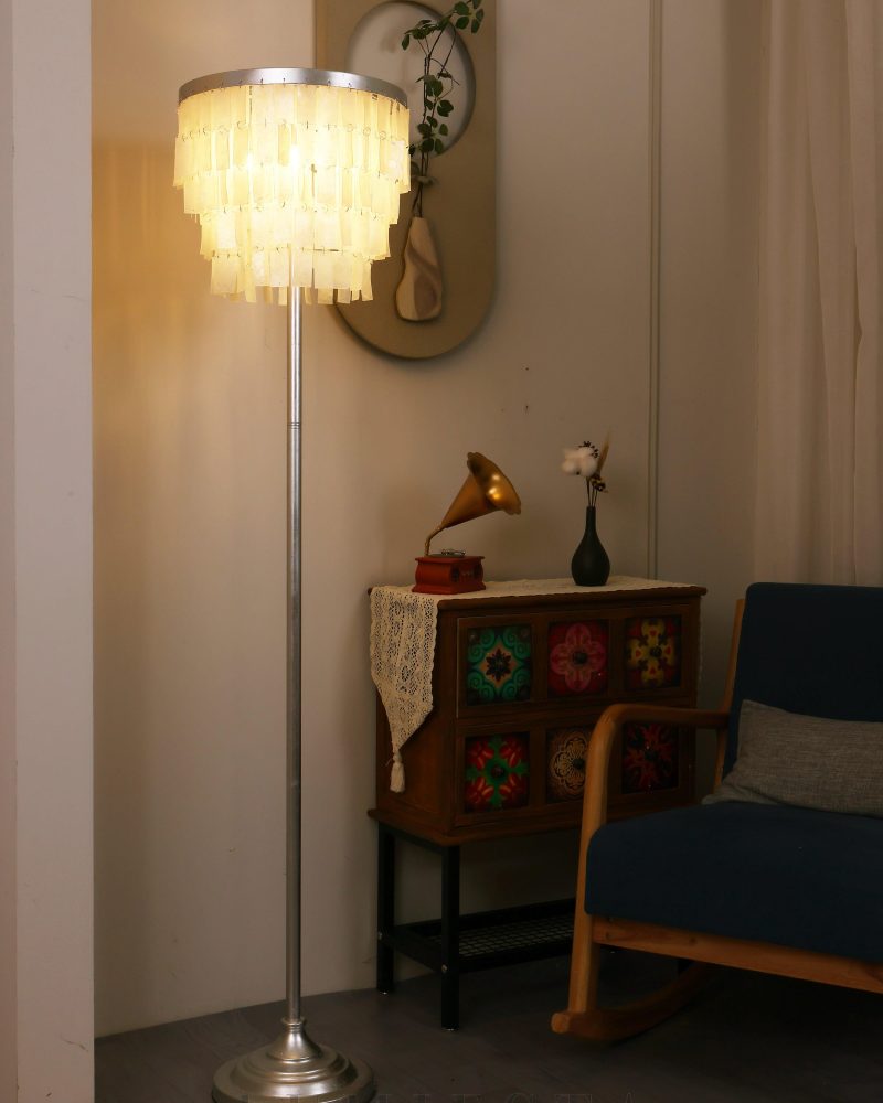 Lampa podłogowa Skye w stylu tiered srebrna i biała 155cm