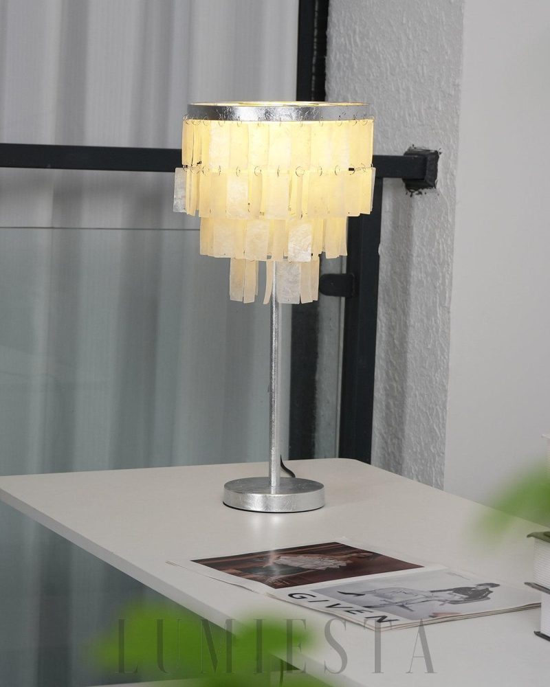 Lampa stołowa Skye z muszli srebrna i biała 25cm x 53cm