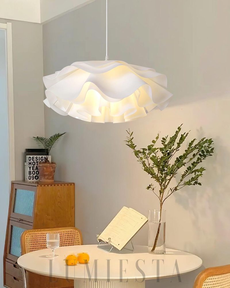 Lampa wisząca w kształcie kwiatu Biała elegancja do wnętrz