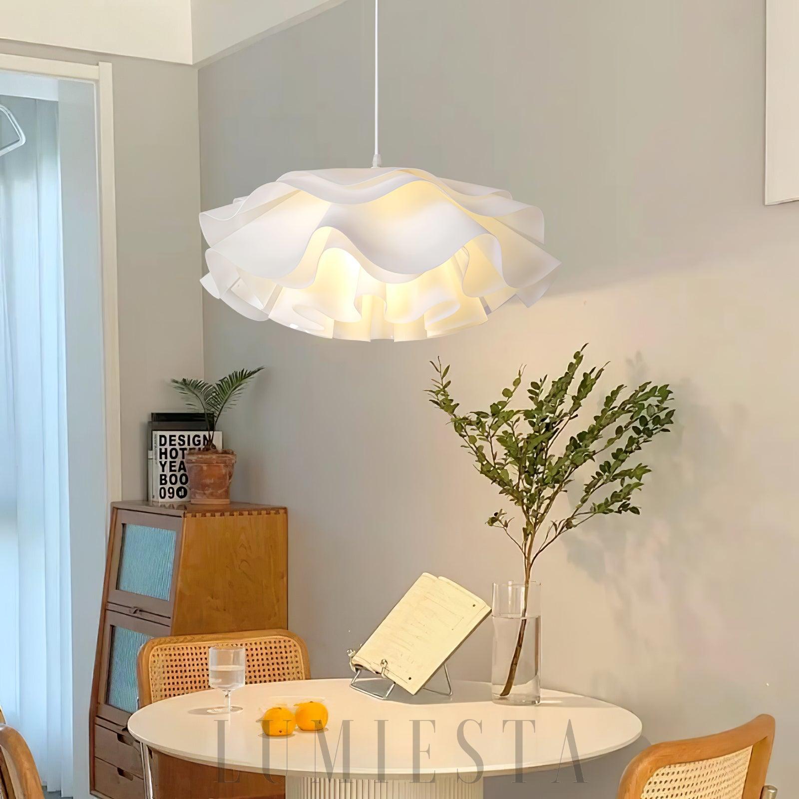 Lampa wisząca w kształcie kwiatu Biała elegancja do wnętrz