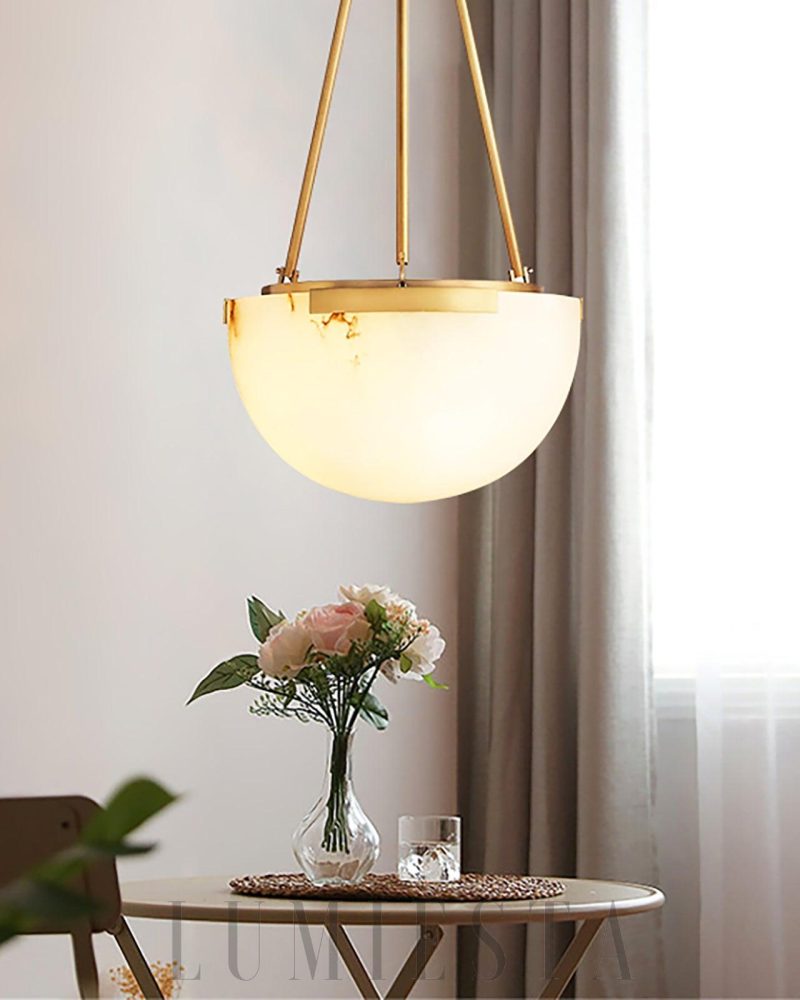Istarna - lampa wisząca półokrągła z alabastru i metalu