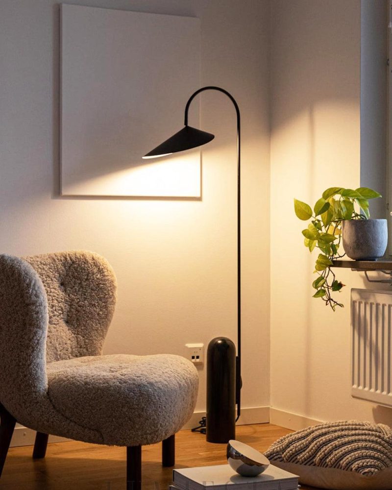 Lampa podłogowa Arum Duckbill w nowoczesnym stylu czarnym i beżowym