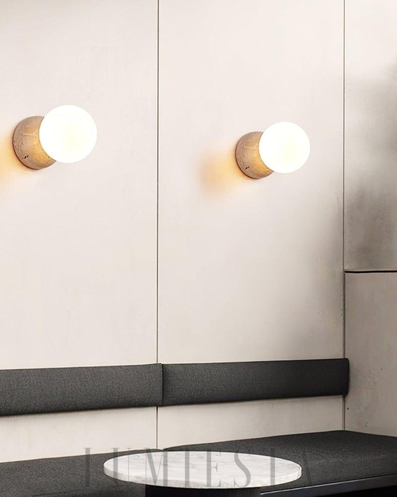 Lampa ścienna Tion w stylu nowoczesnym z beżowym travertynem