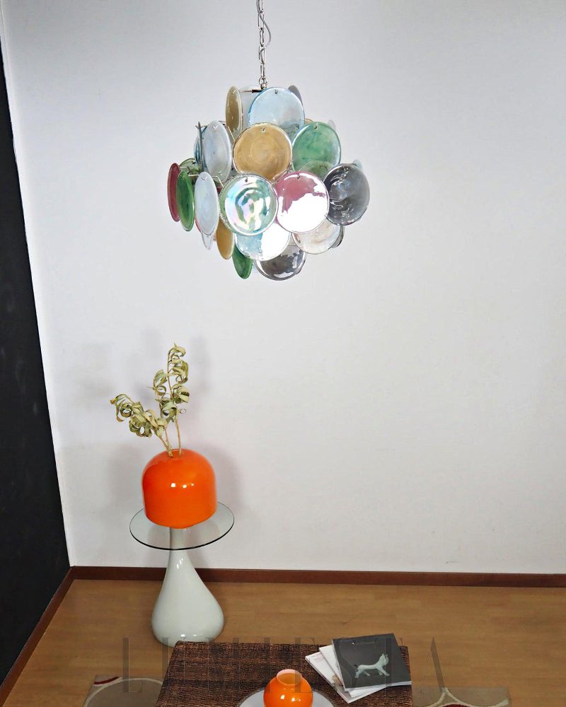 Witryna z kolorowym żyrandolem Murano o średnicy 49cm